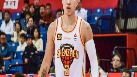 王钰栋恶意犯规致伤退场引争议，33岁球员被网友热议，印尼资金疑点重重？